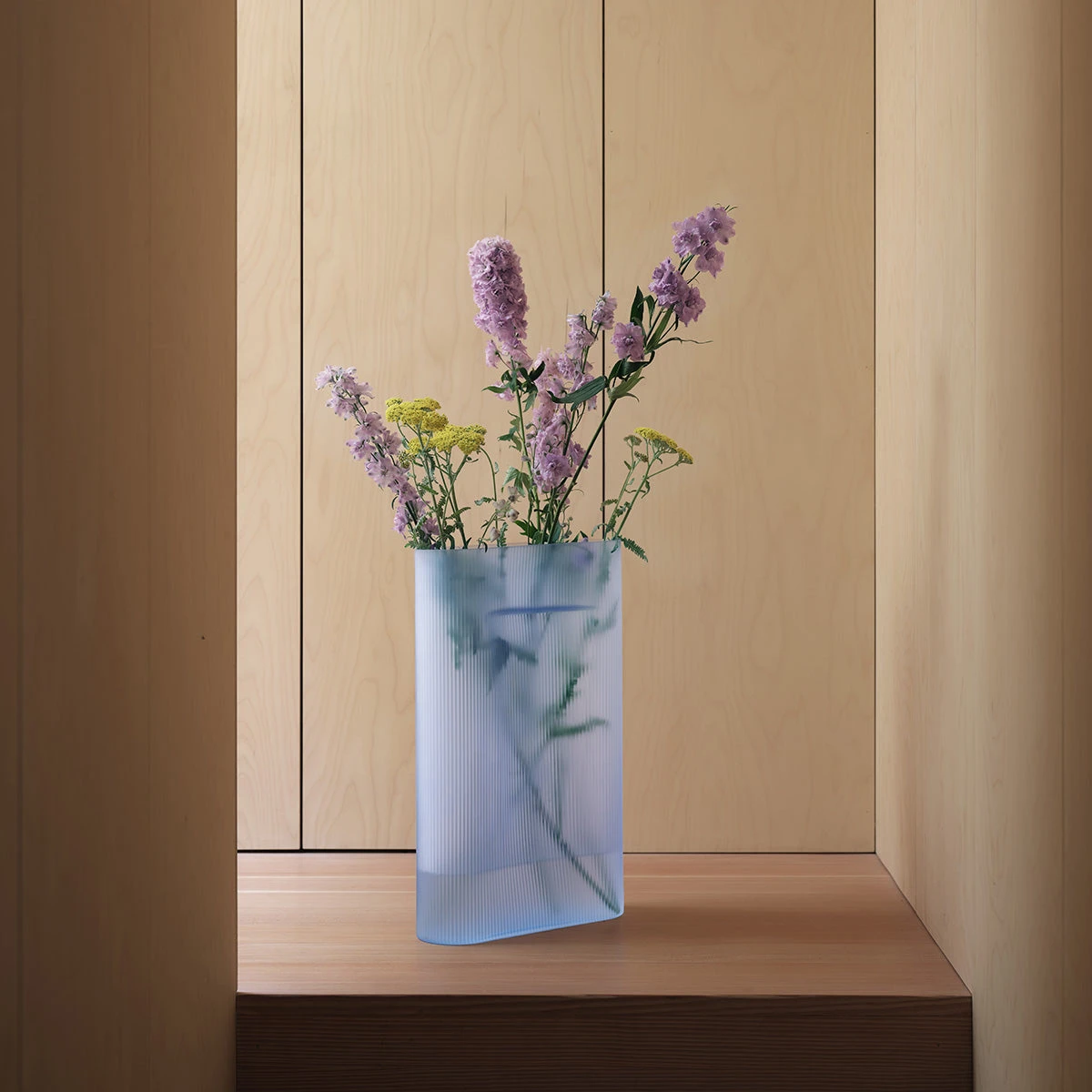 Muuto Ridge Vase Frosted Glass – Bild 3