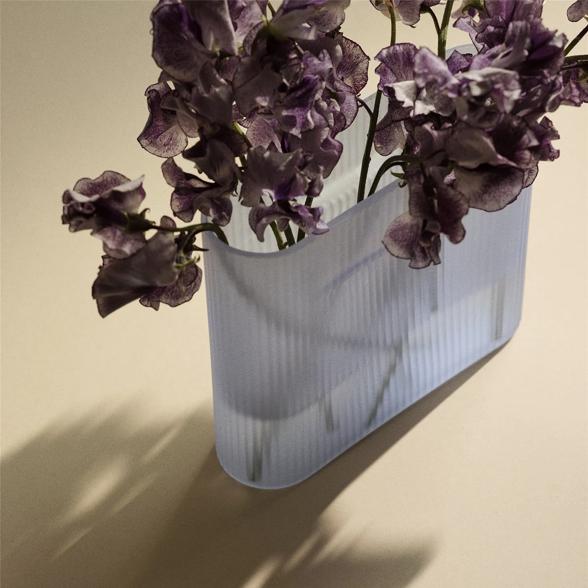 Muuto Ridge Vase Frosted Glass – Bild 5